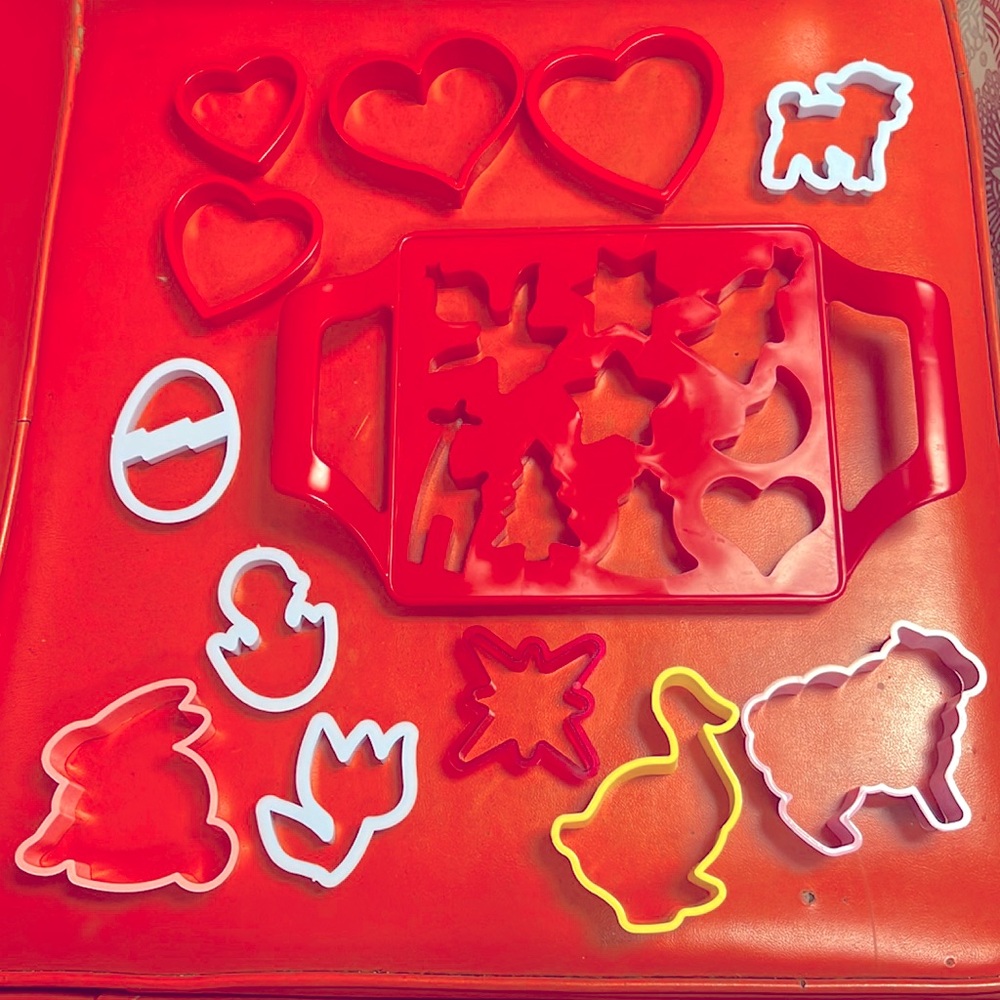 Bundle of plastic cookie cutter shapes 🍪